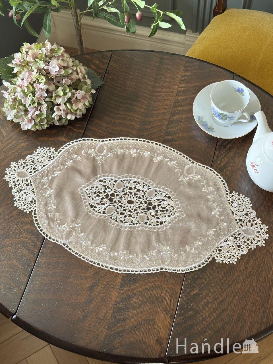 フランスアンティーク風のおしゃれなテーブルセンター、華やかな刺繍が