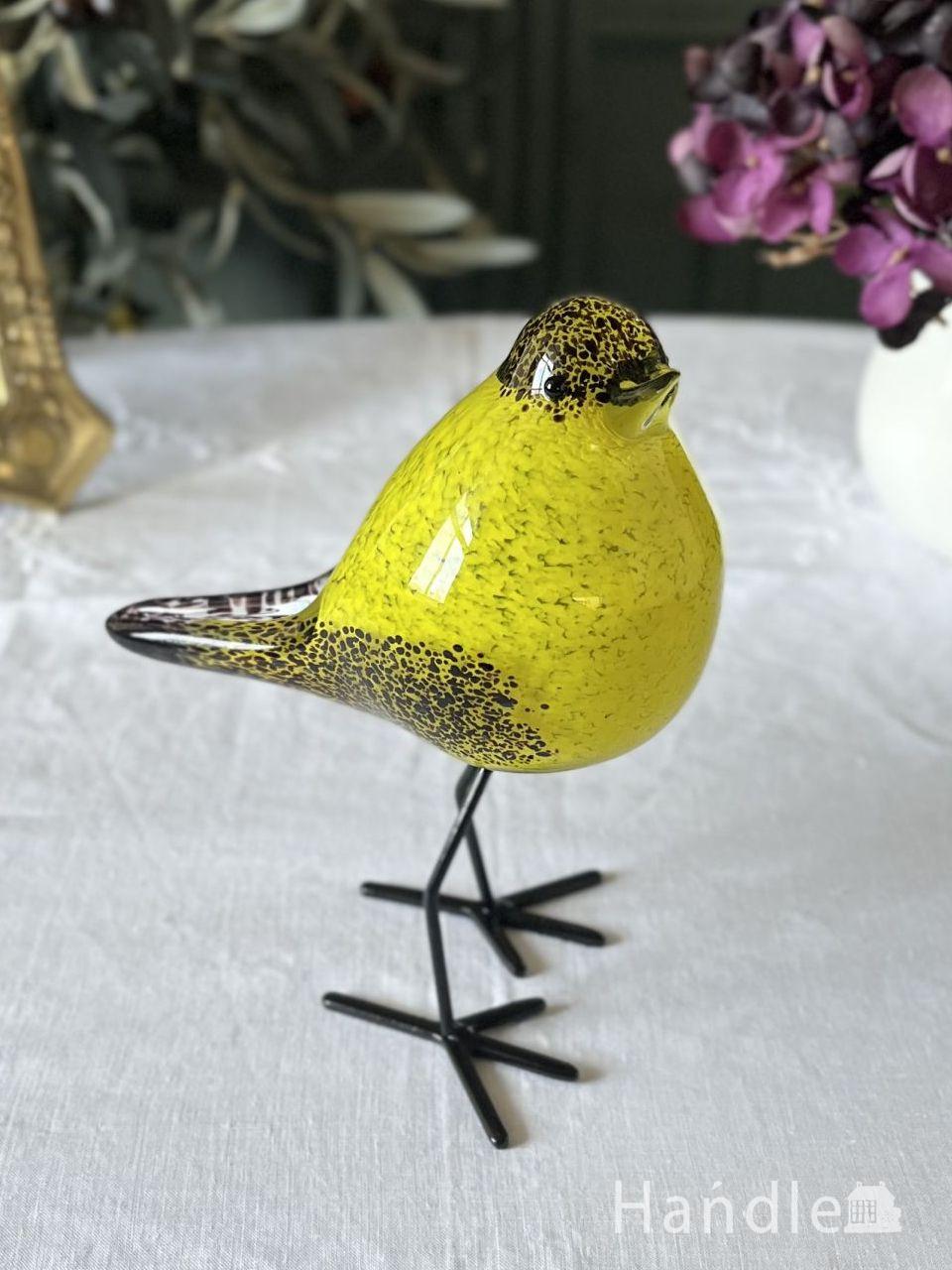 爽やかなイエロー色のガラスのオブジェ、ころんとした形が可愛いガラス