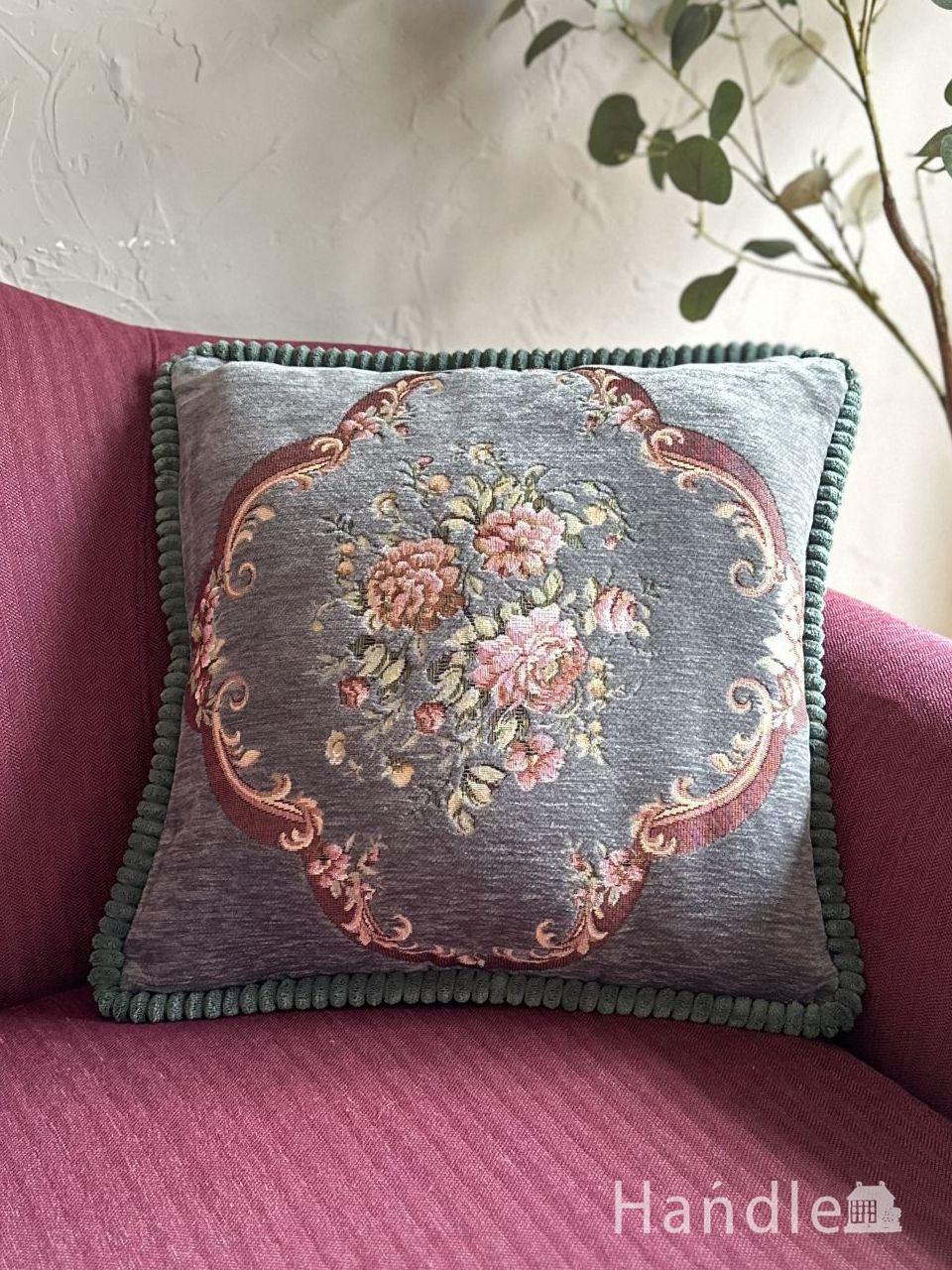 プチポワン調のおしゃれなクッションカバー、花柄の刺繍が華やかな