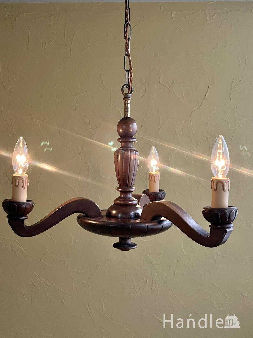 フランスのおしゃれな3灯シャンデリア、華やかなお花のブーケが可愛い