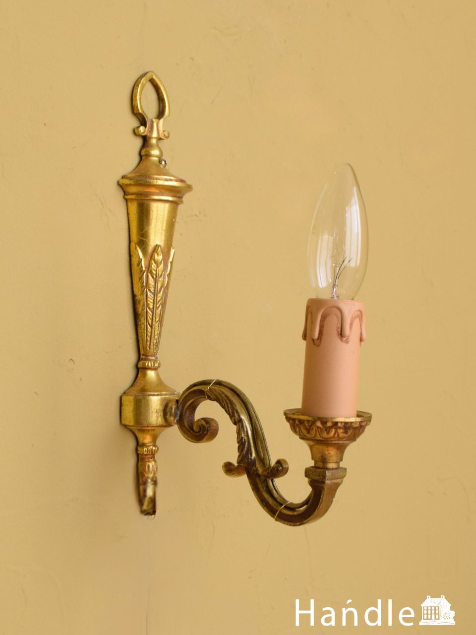 真鍮細工もガラスの模様も美しいアンティーク壁付けウォールランプ