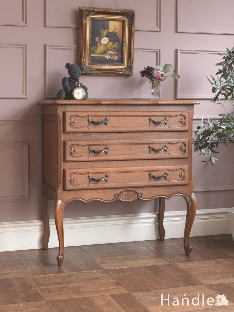 フランスから届いたアンティークのチェスト、たっぷり収納できる優雅な