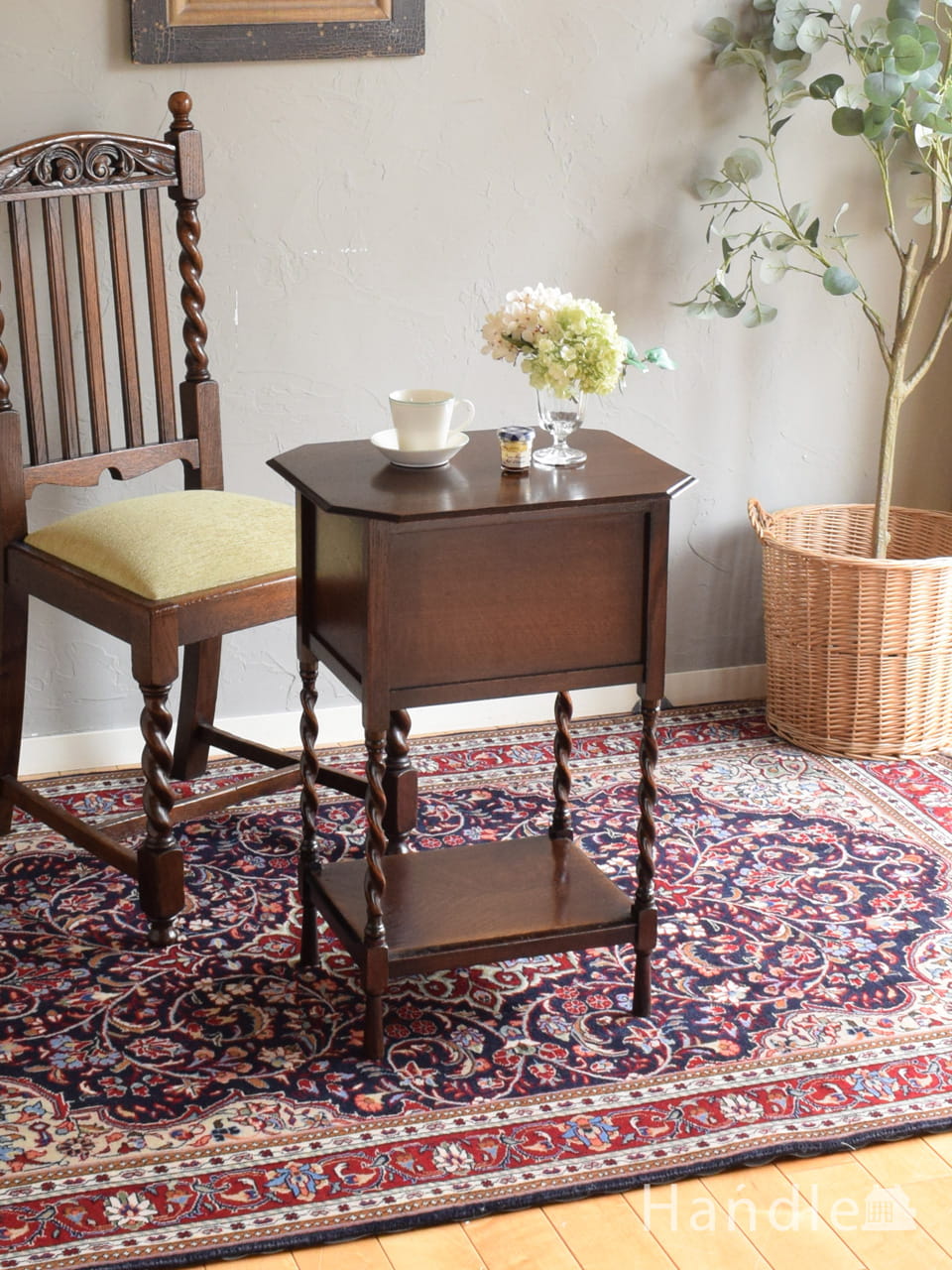 英国のアンティーク家具、マホガニー材の杢目が美しいサイドテーブル(q