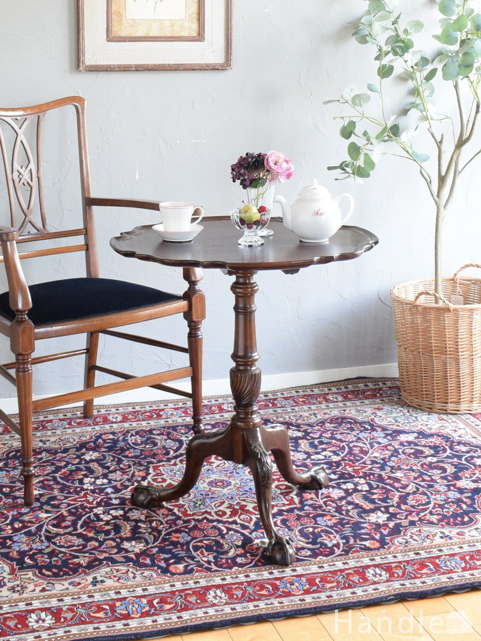 英国から届いたアンティークのサイドテーブル、天板の象嵌が美しい