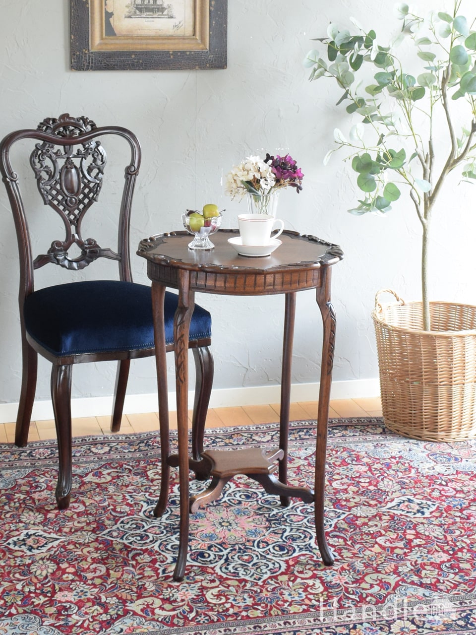 英国アンティークのオケージョナルテーブル、ウォールナットの木目が