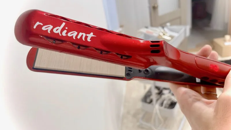 美容師が愛用】ストレートアイロンのラディアントの口コミは？おすすめ