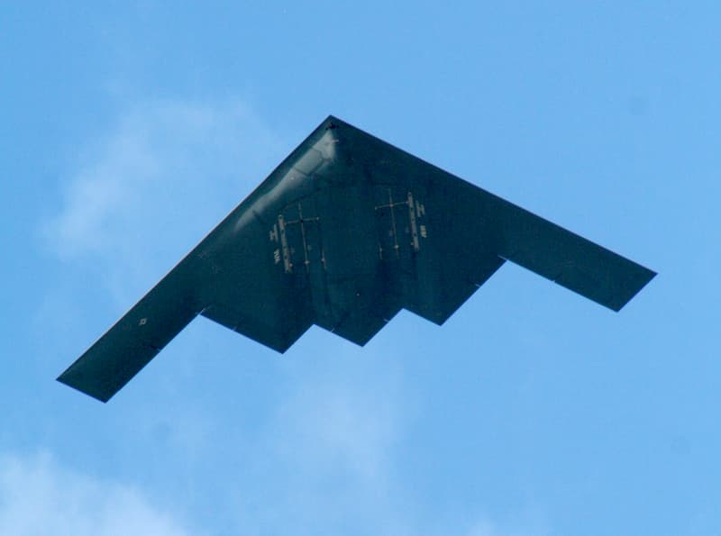 B-2スピリット：ステルス・ボンバー無尾翼の戦略爆撃機 | 写真で学ぶ