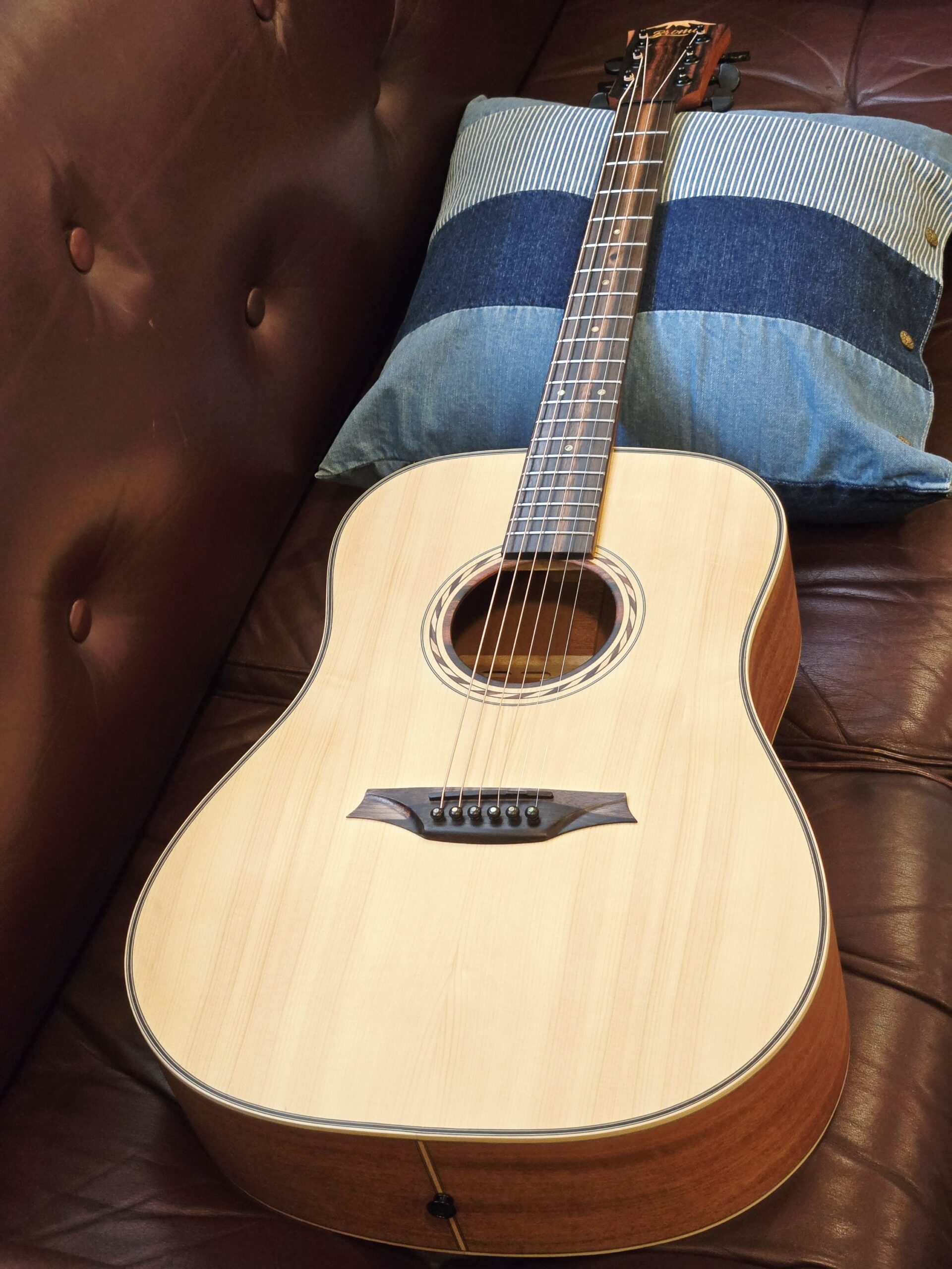 Bromo 『BAT1』アコースティックギター (スプルース単板/マホガニー