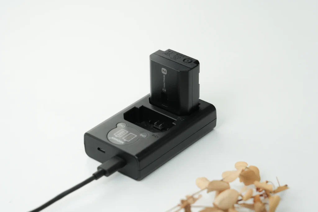 保存版】SONY αシリーズの最適解。バッテリーチャージャーおすすめ3選