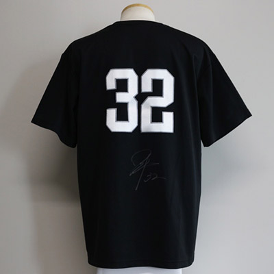 今週の出品は、柳田悠岐選手の「ダブルアニバーサリーヘルメット」が