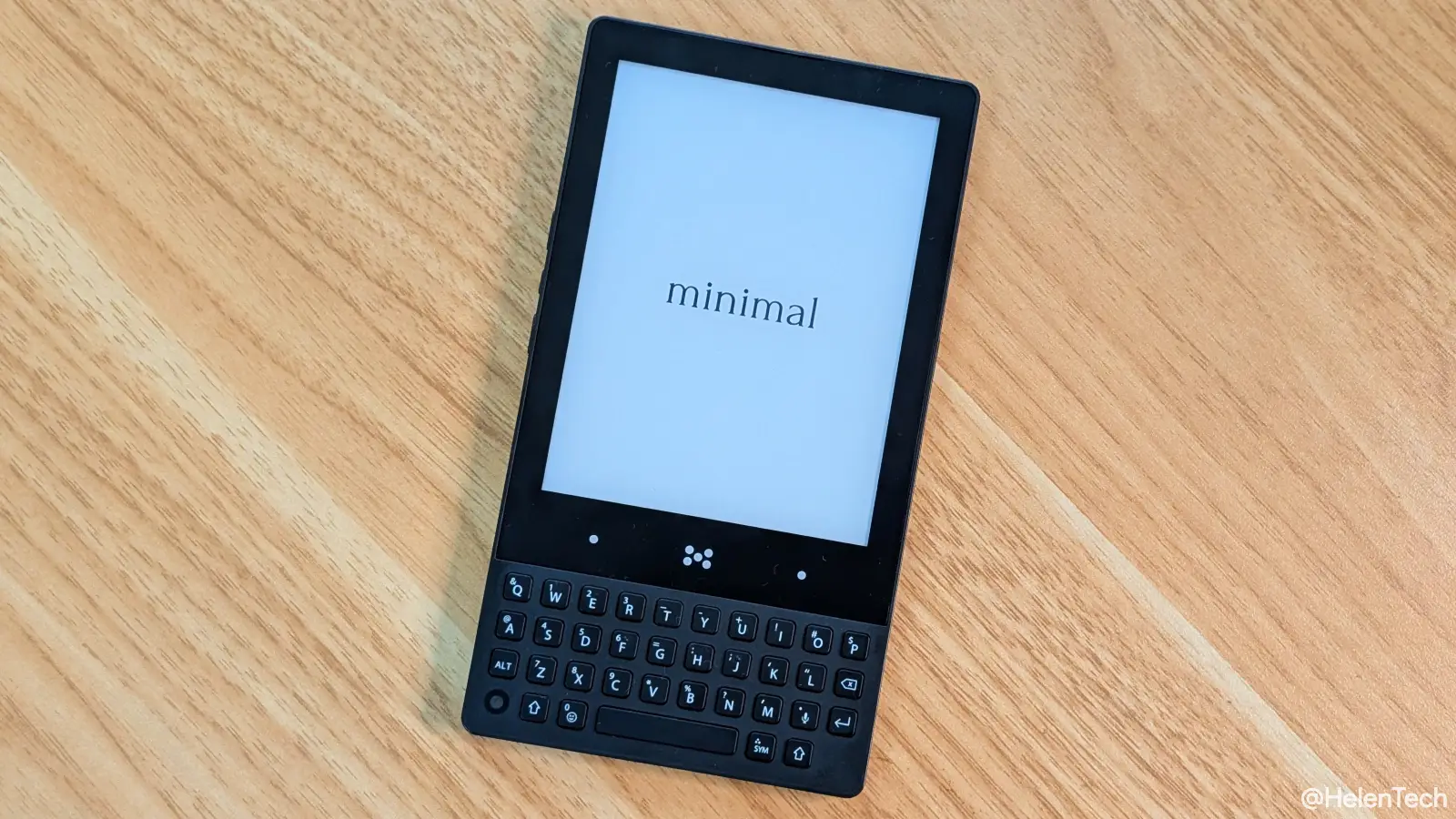 Minimal Phone (MP01) を実機レビュー。E-Ink と物理キーボードは良い