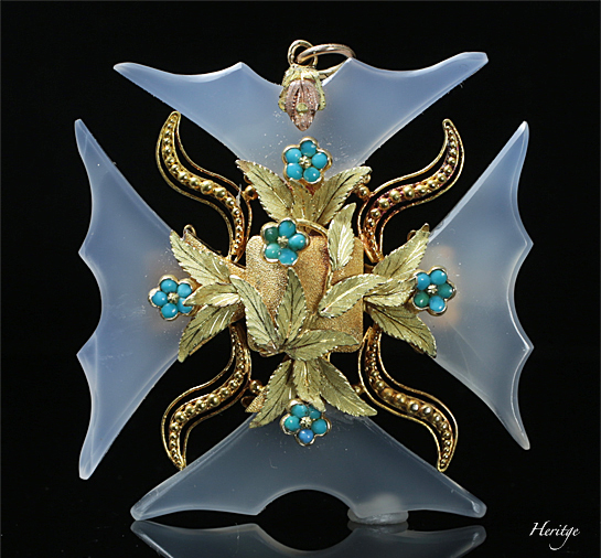 ホワイトカルセドニーの幻想的なドロップ型ピアス | アンティーク