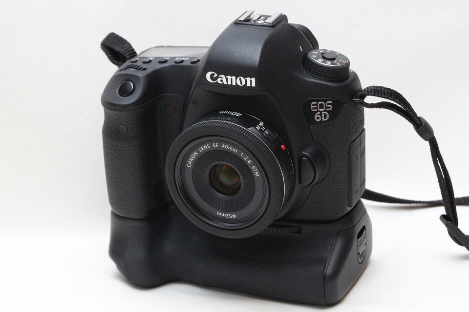 EOS 6DにバッテリーグリップBG-E13を取り付けた。バッテリーグリップが