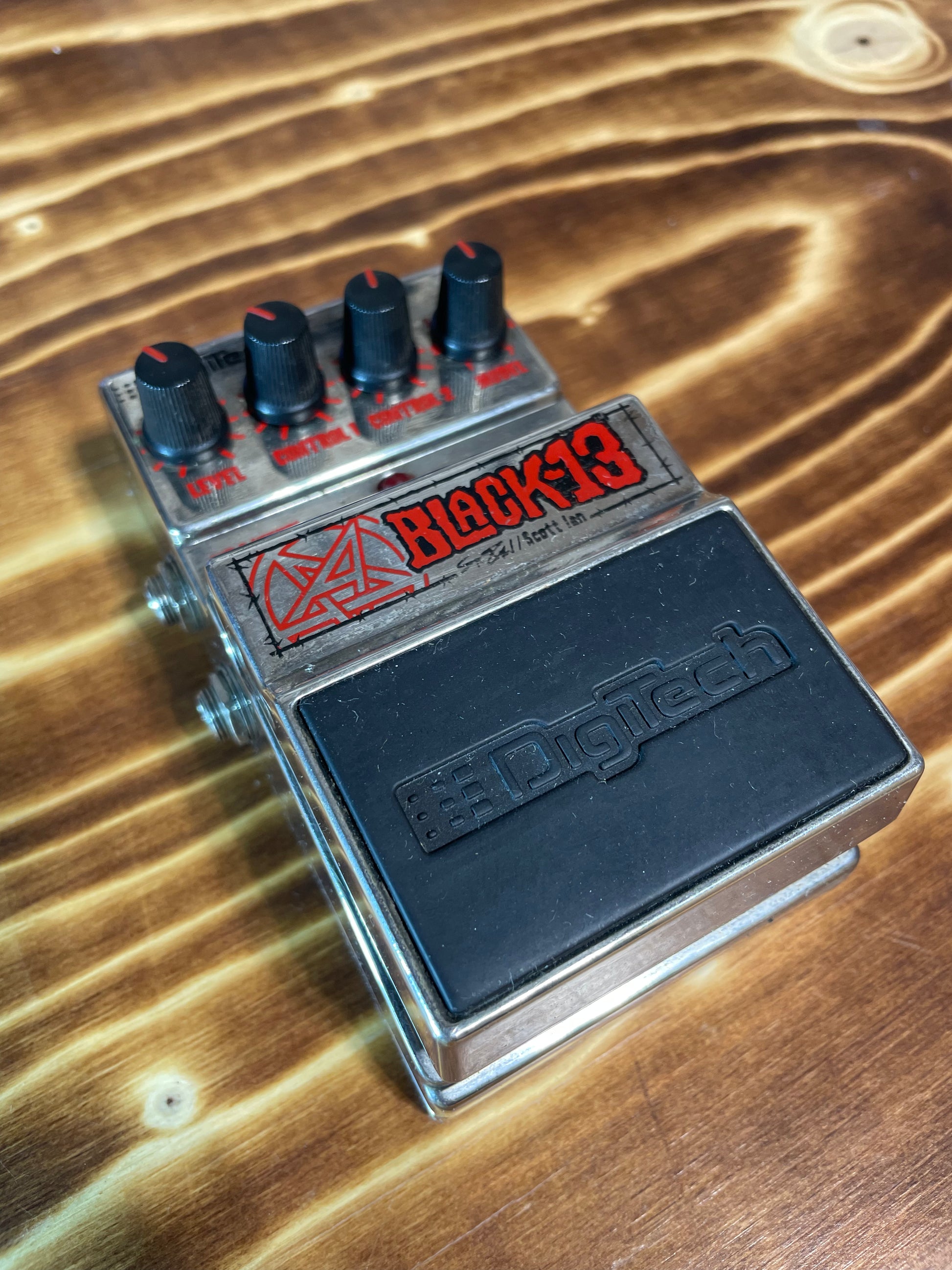 DigiTech Black-13 Scott Ian Signature – Herscheid and the Headbangers