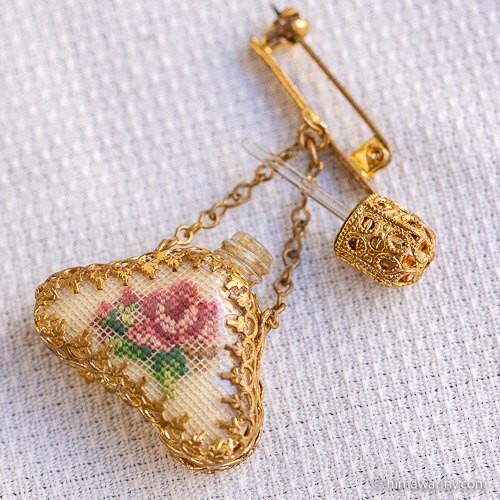 プチポワン薔薇の花刺繍の香水瓶アンティーク・ブローチ