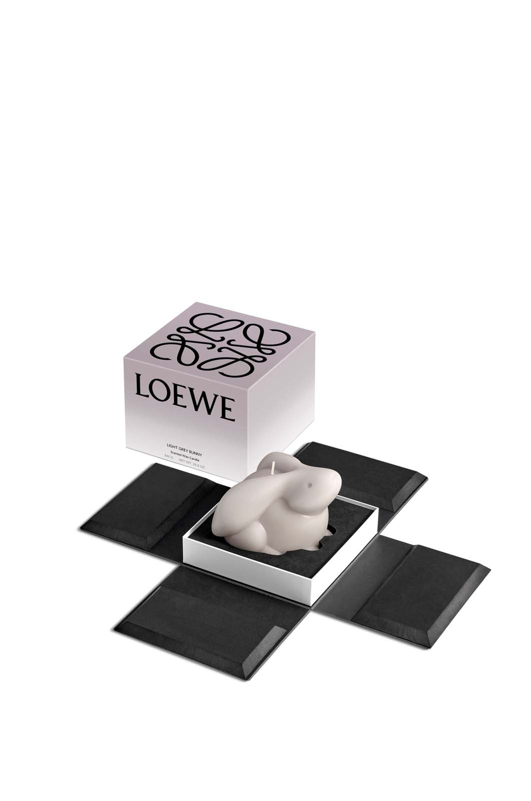 LOEWE、うさぎ年を記念して限定「バニー キャンドル」を発表