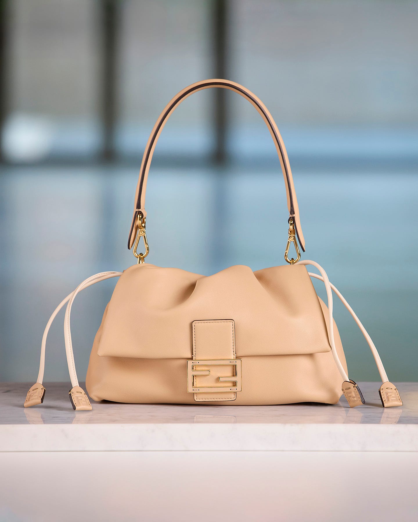 フェンディのタイムレスなITバッグ「マンマ バゲット」が25年の時を