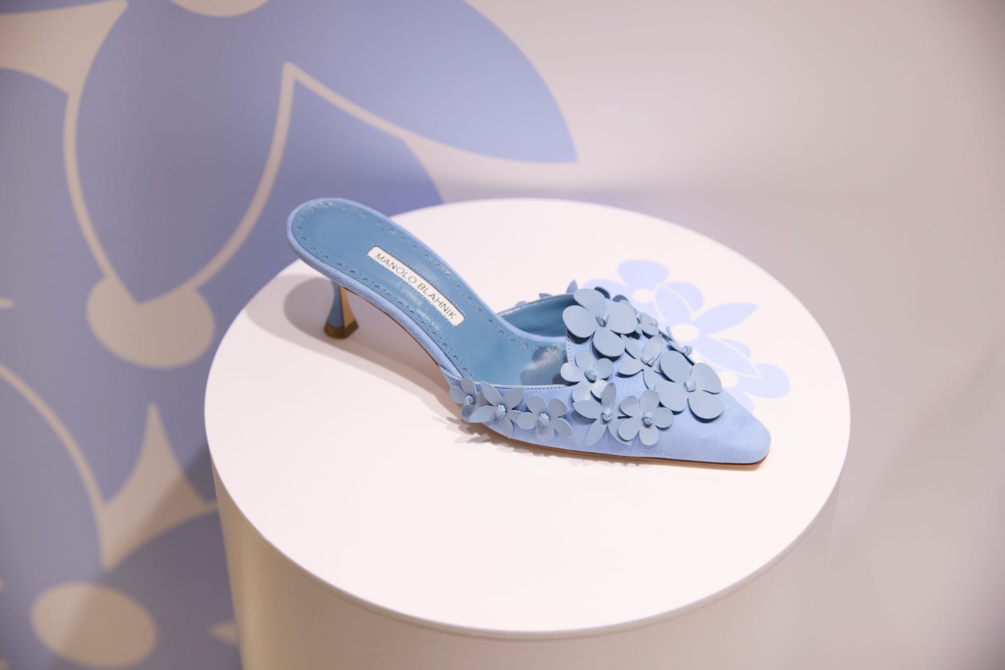 限定メリージェーンも。「マノロ ブラニク」がポップアップストアを