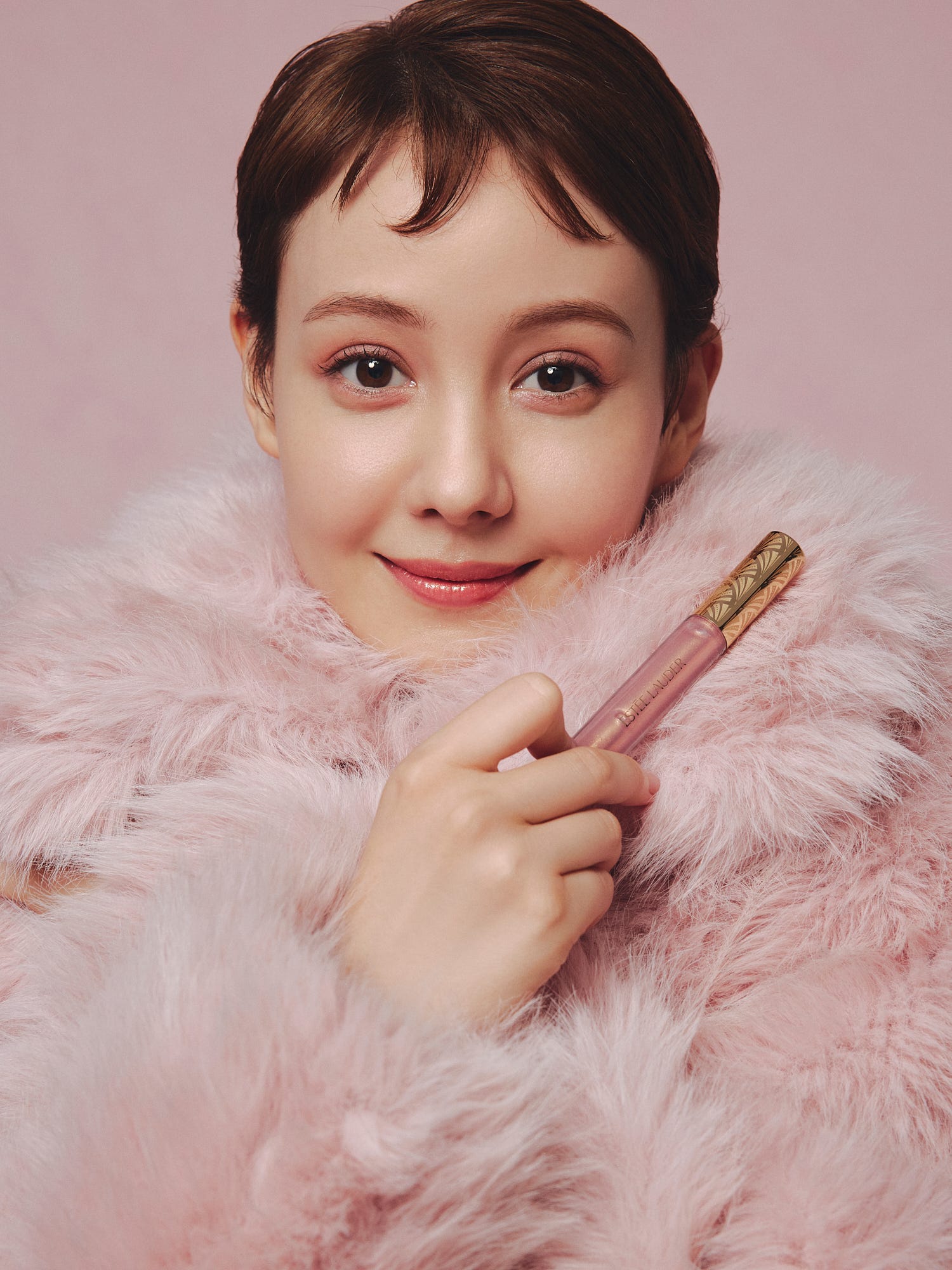 トリンドル玲奈が纏う「エスティ ローダー」のホリデー。幸せの魔法