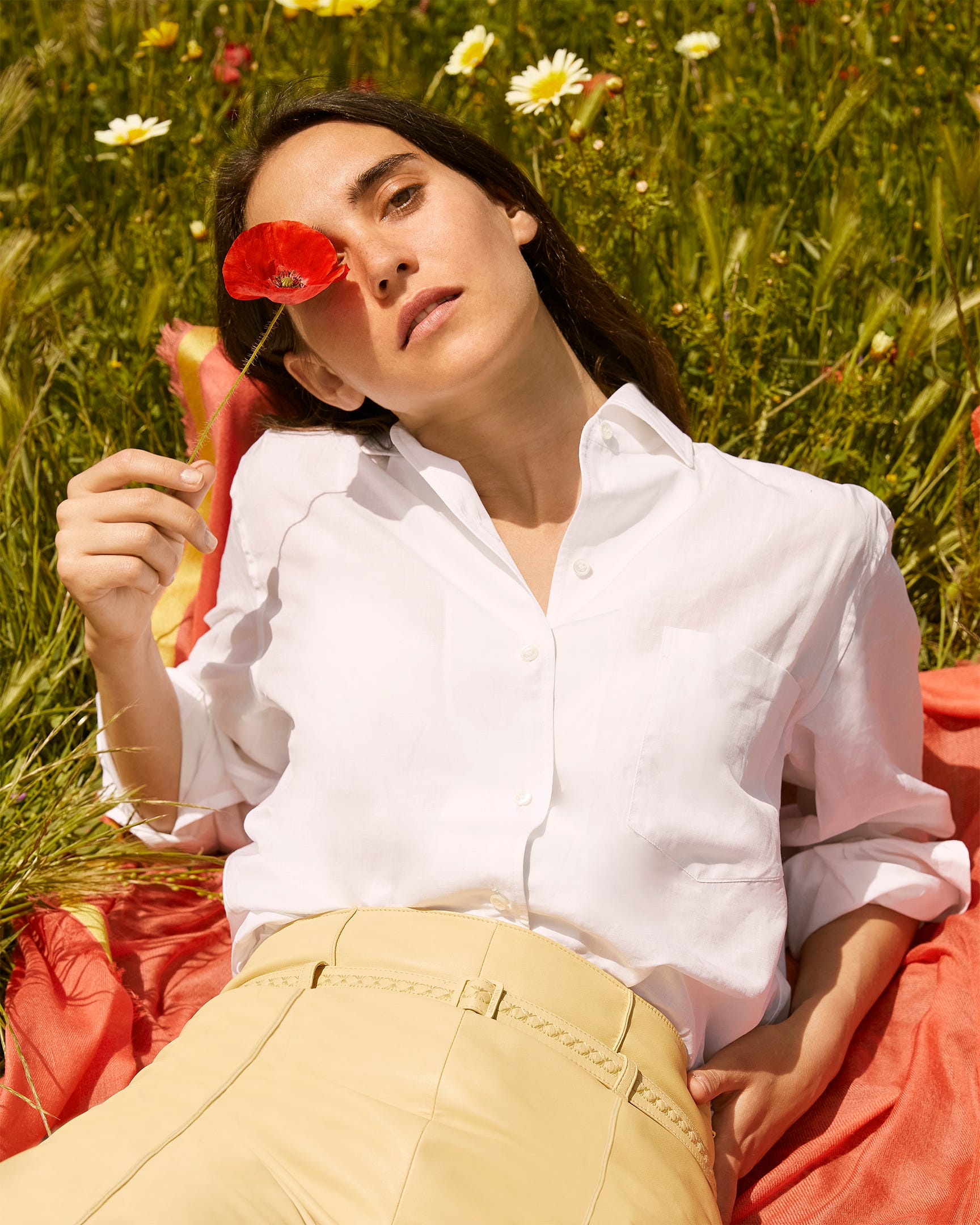 ロロ・ピアーナのアイコン、リネンシャツに宿るイタリアの夏の