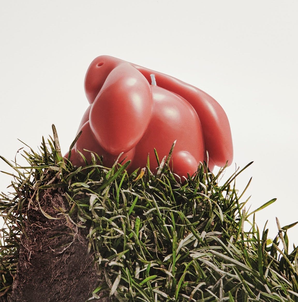 ロエベが幸運を引き寄せる“うさぎ”のキャンドルを発売