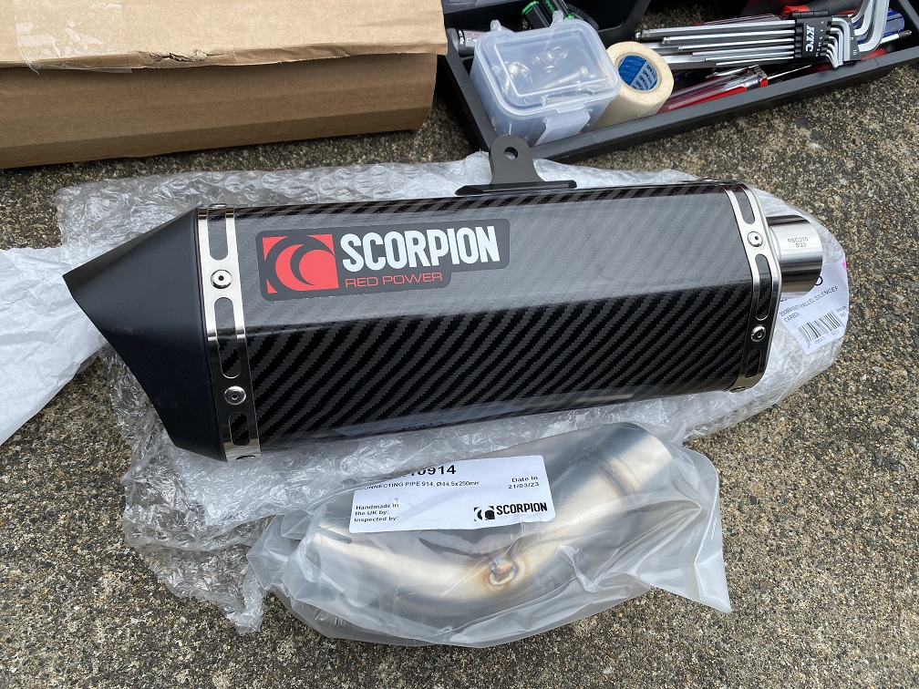 SV650Xに【SCORPION】スコーピオン セルケト パラレル カーボン