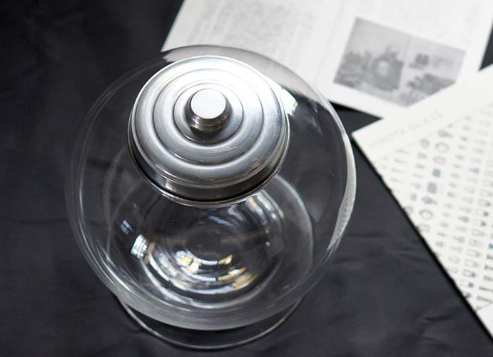 地球瓶/お煎餅屋さんに並んだレトロな和ガラス瓶 - すみだ和ガラス館