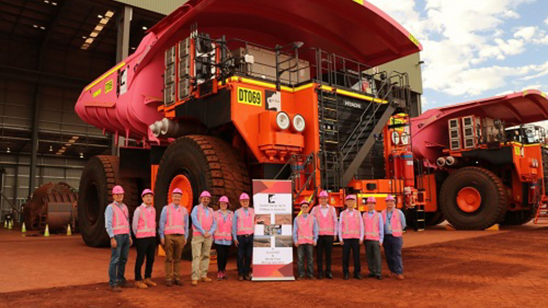 乳がん研究と女性活躍を推進する、ピンク色の荷台のダンプトラックを