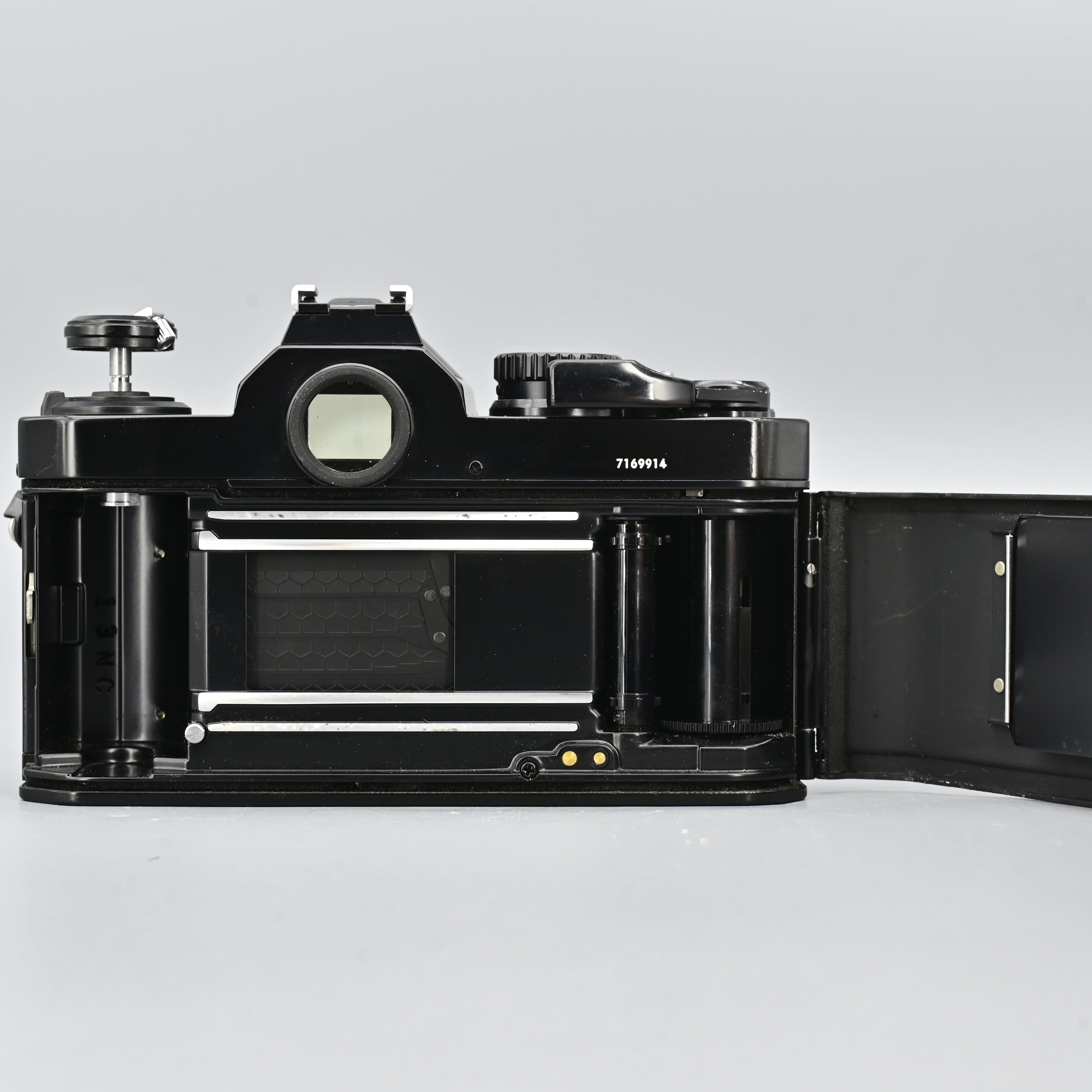 Nikon FM2 + Nikkor 50mm F1.8 Lens – SHOWA