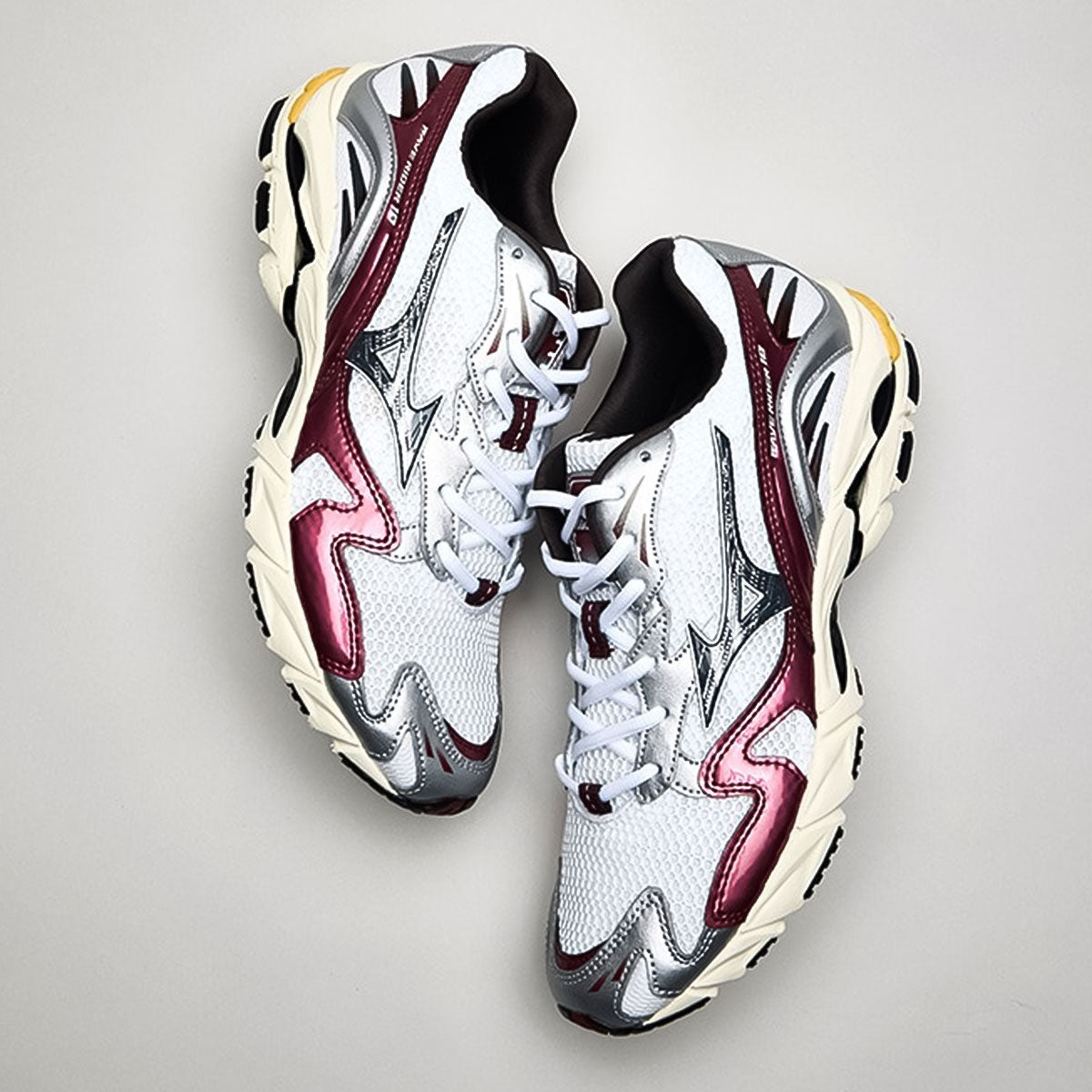 MIZUNO - UNISEX WAVE RIDER 10 WHITE/BLACK/WINE RED【D1GA243114