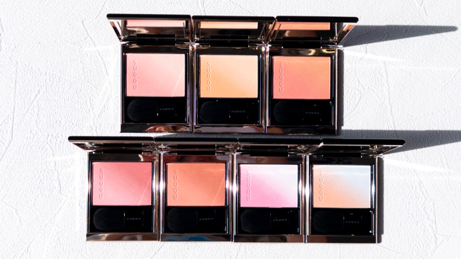 SUQQUハイライト＆チークの新作“無重力ブラッシュ”で纏う艶と色彩の