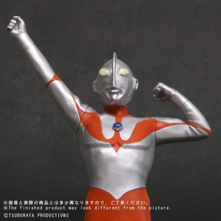 ウルトラマン（Aタイプ）が登場ポーズでエクスプラスの「大怪獣