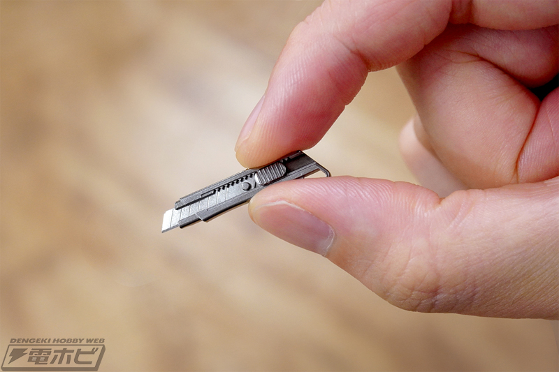 全長約25ミリの超小型工具「マイクロツール」全12種がストラップと