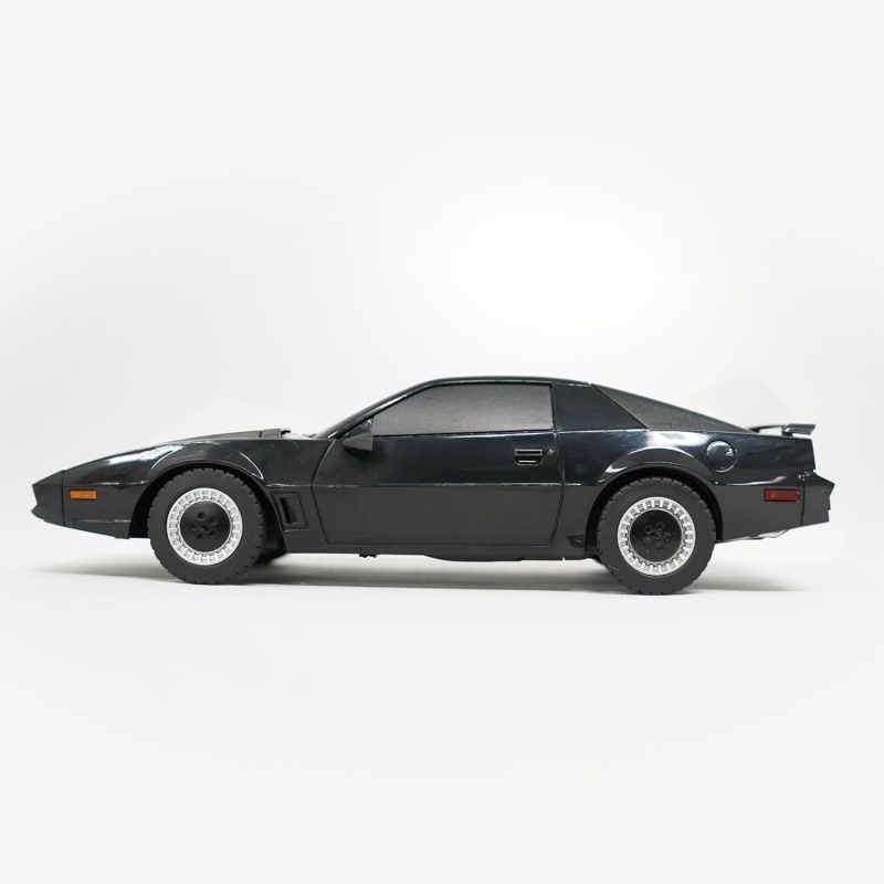 ナイトライダー』より、「K.I.T.T.」と「K.A.R.R.」が1/20スケール