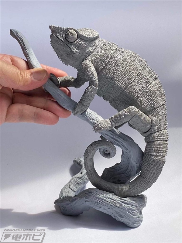 大迫力の1/1スケール！開発中のオオヨロイトカゲの爬虫類フィギュアが