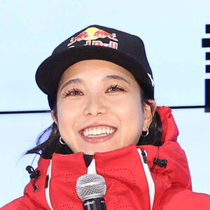 高梨沙羅、最新姿が美しすぎる！壁にサイン＆まぶしい笑顔で美オーラ