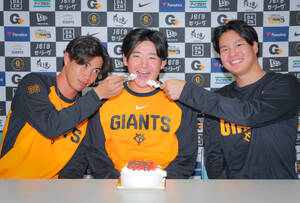 巨人】岡本和真と秋広優人の直筆サイン入り実使用スパイクを