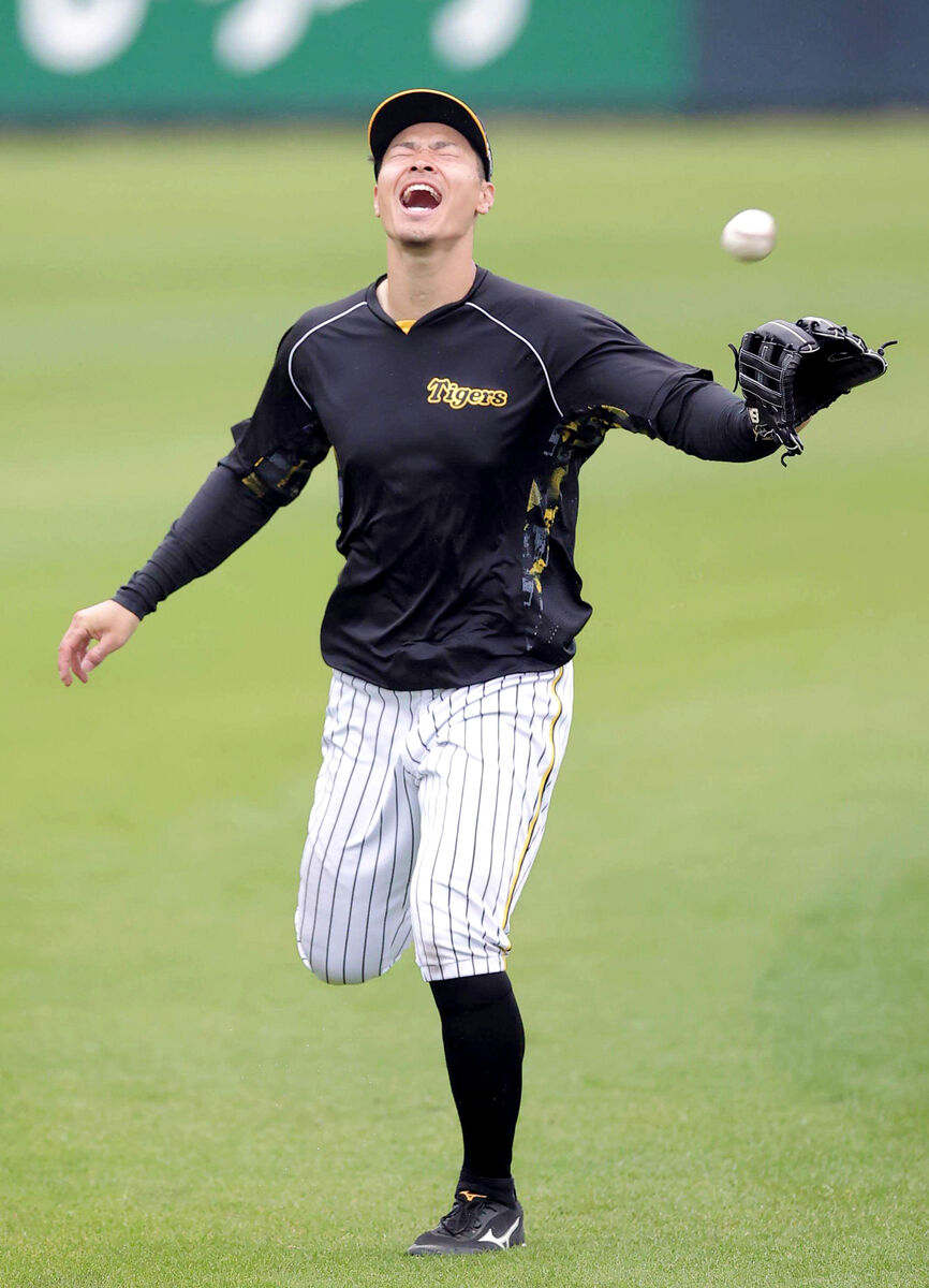 阪神】佐藤輝明 プロ初の二塁でスタメン - スポーツ報知