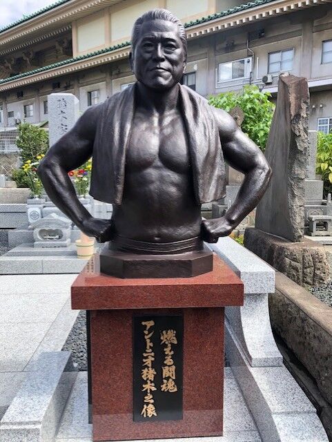 棚橋弘至、一周忌法要で公開されたアントニオ猪木さんのブロンズ像に