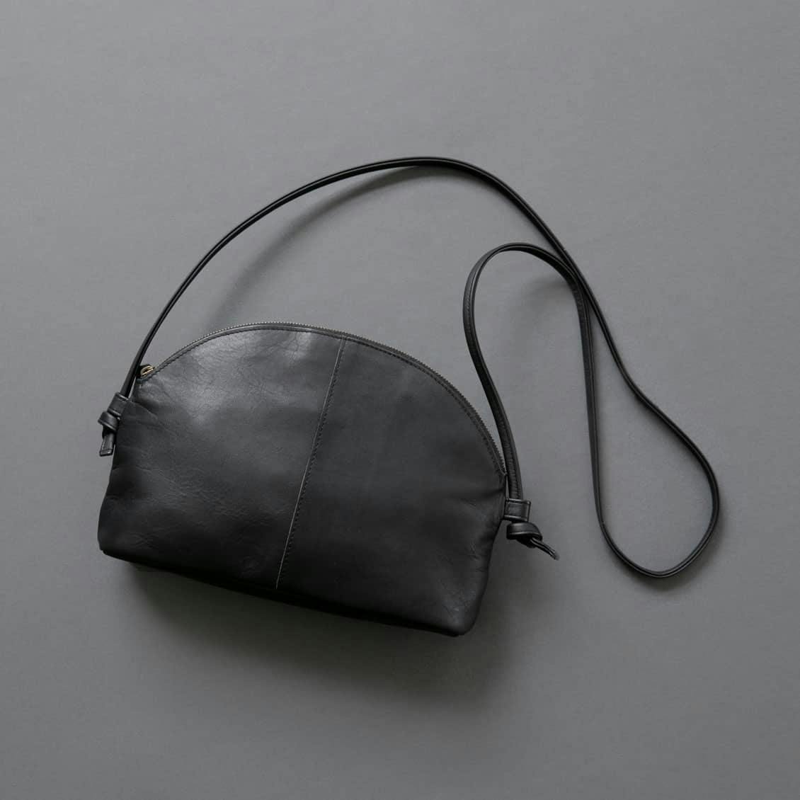 雨の日にもお気に入りを」撥水レザーのショルダーポーチ（ブラック