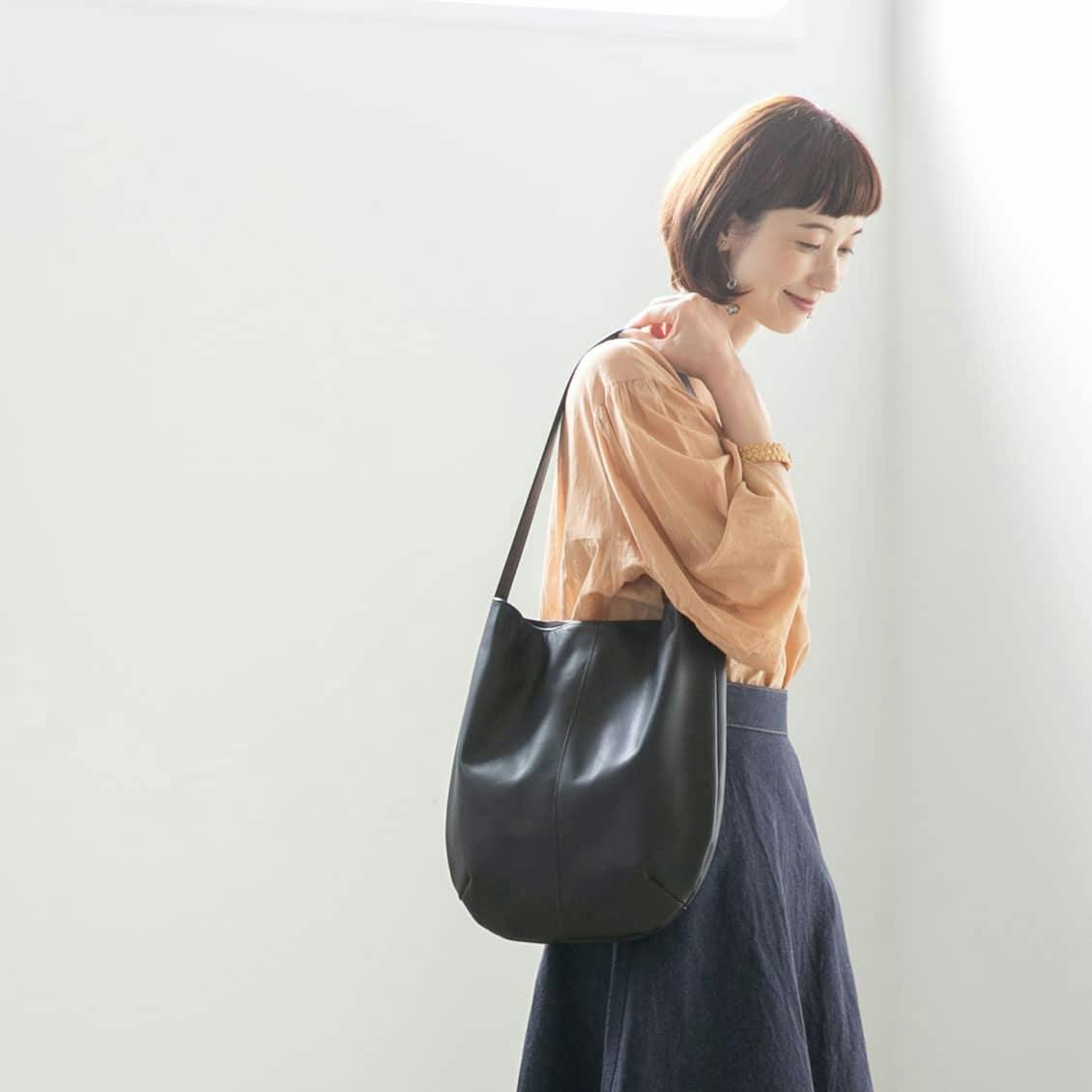 雨の日にもお気に入りを」撥水レザーの2WAYトートバッグ（ブラック