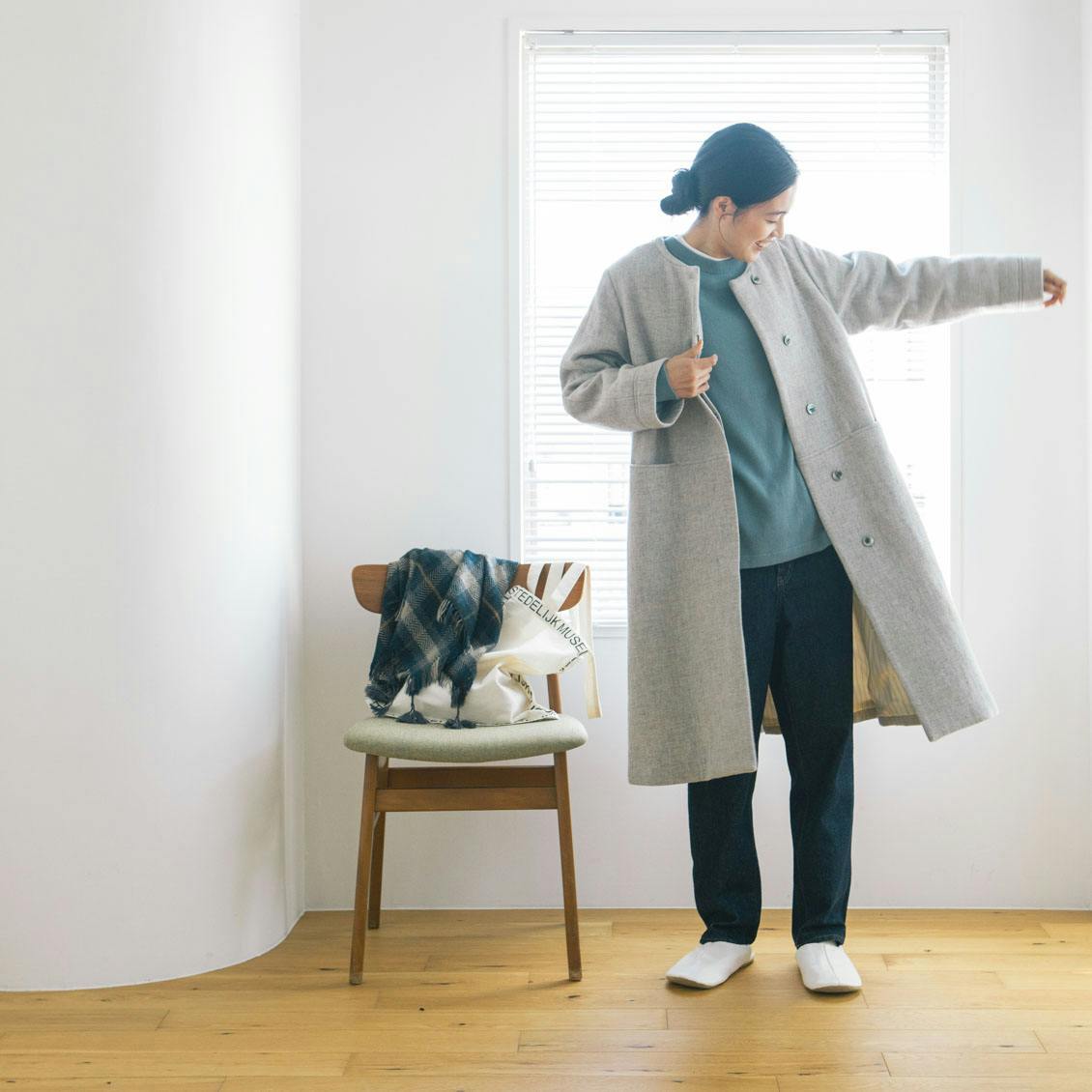 ふわりと寄り添うかろやかさ」柔らかシルエットのノーカラーコート