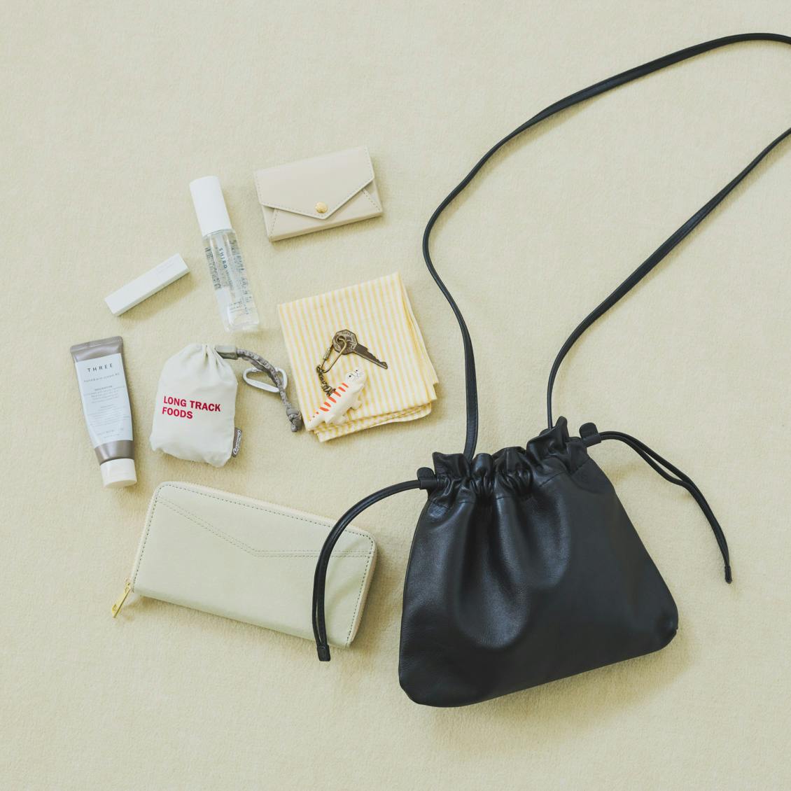 仕分け上手なレザーの巾着ポシェット - 北欧、暮らしの道具店