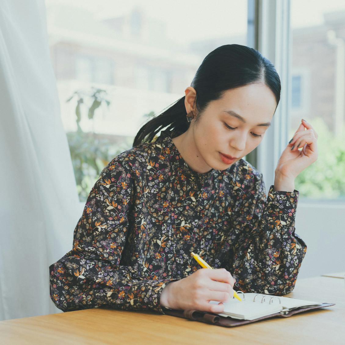 暮らしに、ときめき」大人のための柄ブラウス / ネイビー、ブラウン