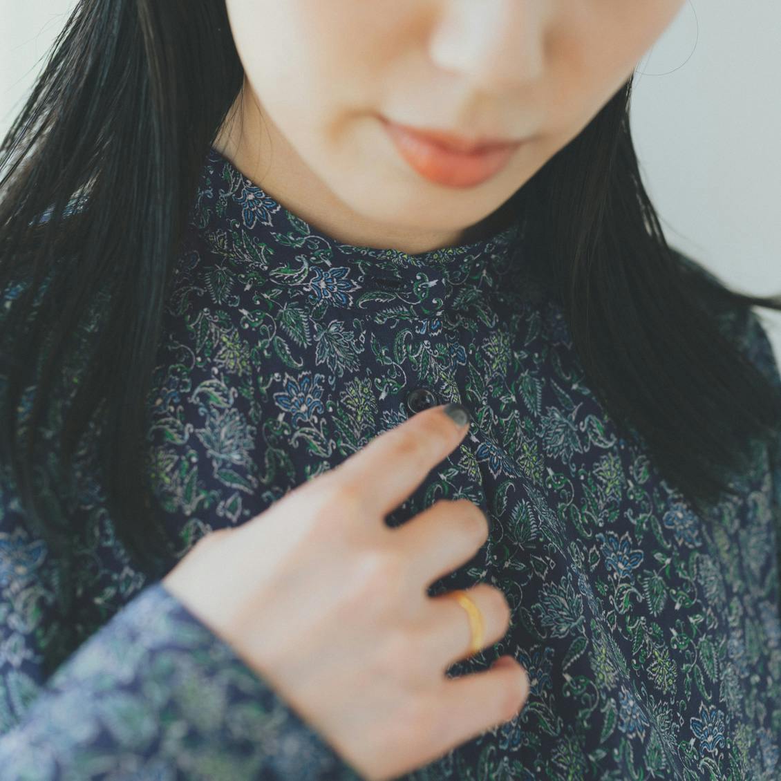 暮らしに、ときめき」大人のための柄ブラウス / ネイビー、ブラウン