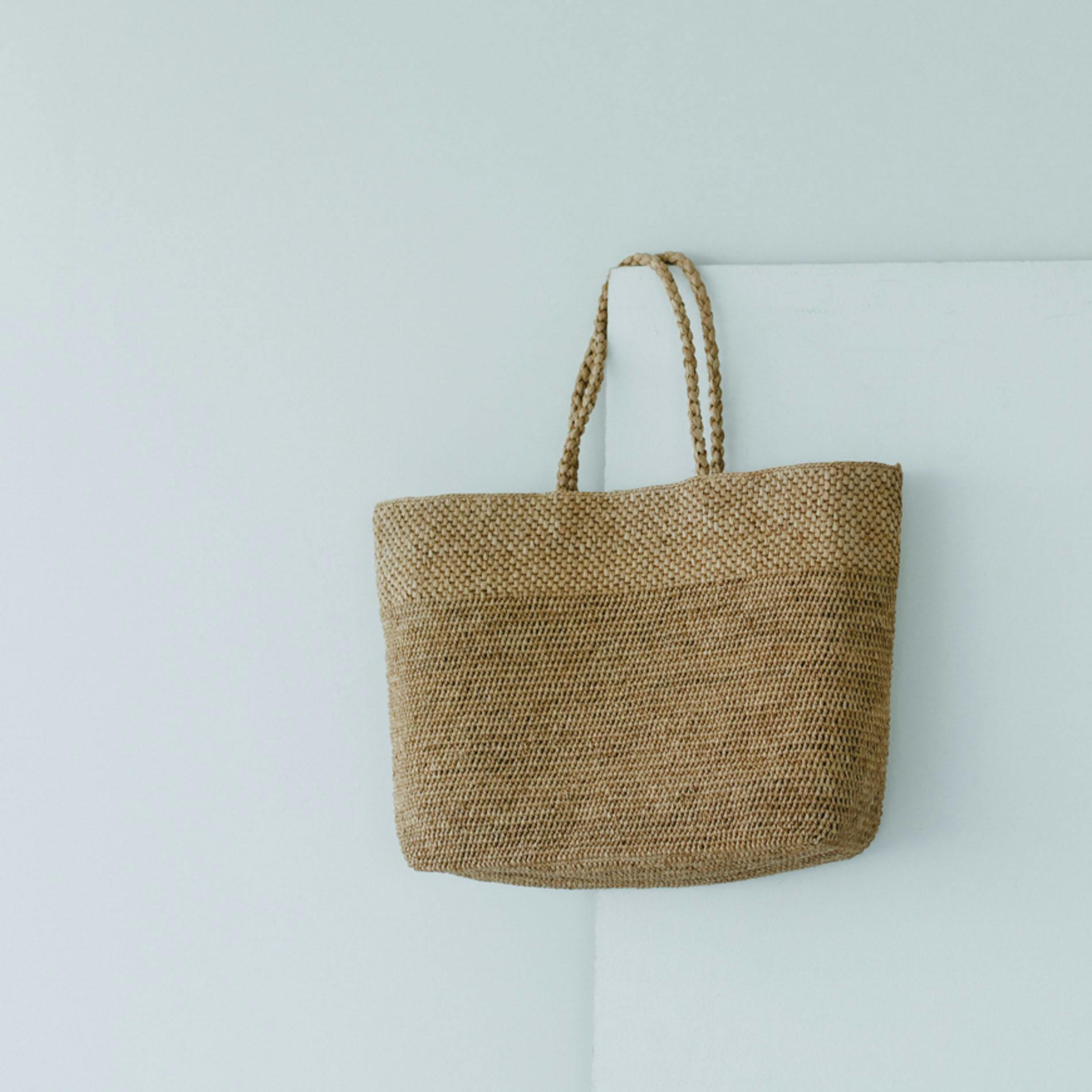 ラフィアのトートバッグ（横長） - 北欧、暮らしの道具店