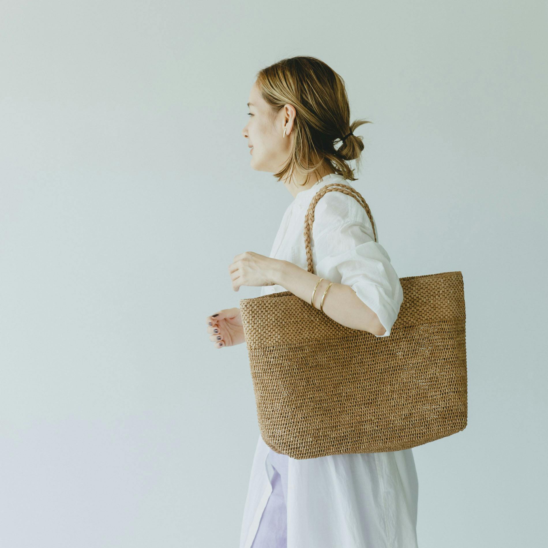 バイヤー裏話】憧れのかごバッグをさらりと気軽に、軽やかなラフィア
