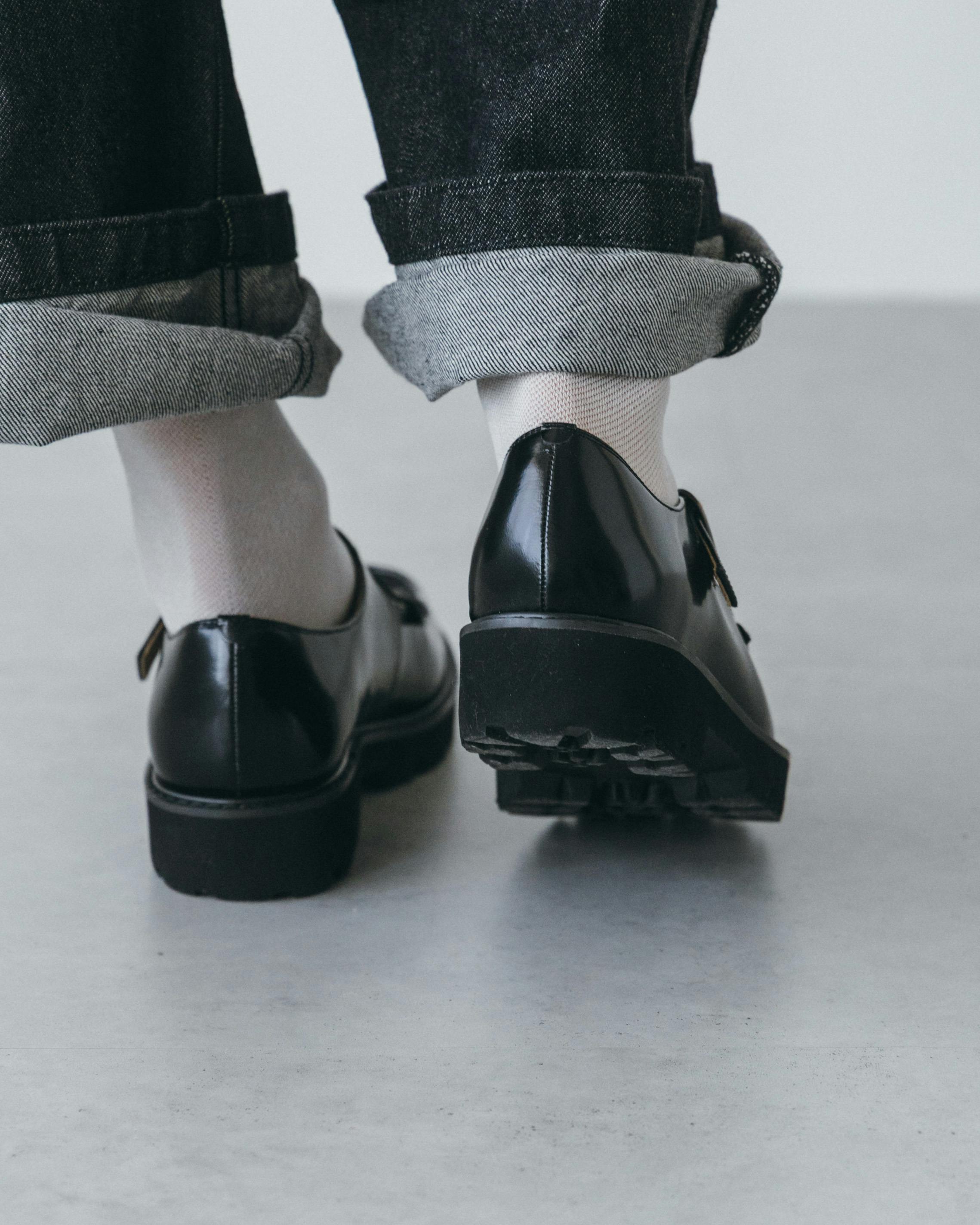 つま先踊る、大人の相棒」こだわりソールのTストラップシューズ / 牛革