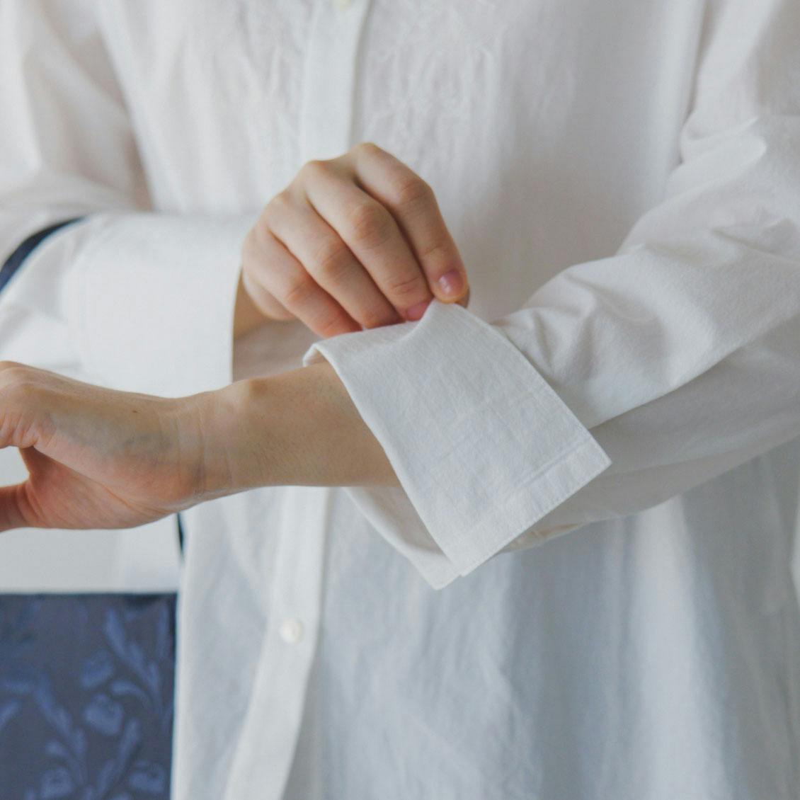 やわらかに、凛と」すずらん揺れる刺繍ブラウス / ホワイト、ブラック