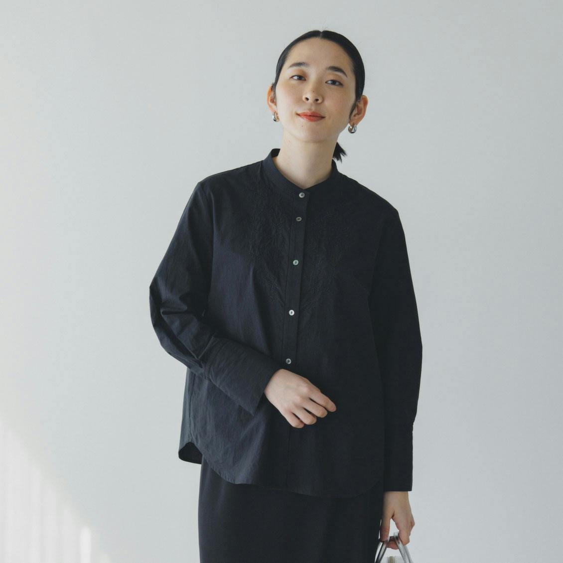 やわらかに、凛と」すずらん揺れる刺繍ブラウス - 北欧、暮らしの道具店